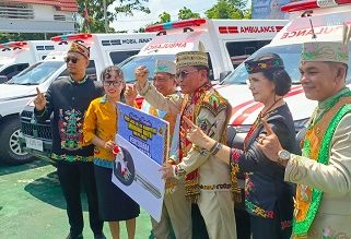 Gubernur Kalteng H Agustiar Sabran Bersama Bupati dan Wakil Bupati Murung Raya Berserta Forkopimda Prov Saaat Menyerahkan Bantuan Ambulan Kepada Masing Masing Puskesmas. Foto : Admin
