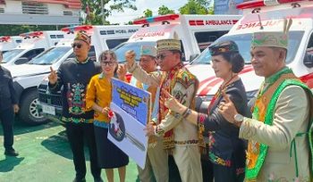 Gubernur Kalteng H Agustiar Sabran Bersama Bupati dan Wakil Bupati Murung Raya Berserta Forkopimda Prov Saaat Menyerahkan Bantuan Ambulan Kepada Masing Masing Puskesmas. Foto : Admin