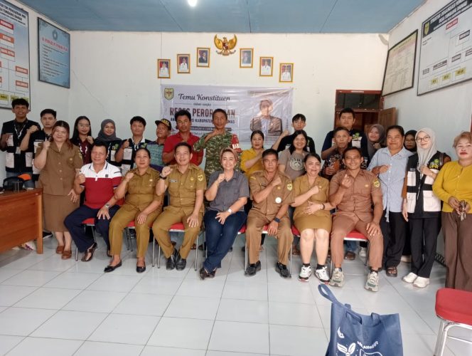 
					BERSAMA : Anggota DPRD Kabupaten Gumas Iceu Purnamasari (duduk tengah) saat berfoto bersama dengan pemerintah desa dan masyarakat, di Desa Tumbang Danau, Kecamatan Mihing Raya, pekan lalu.
