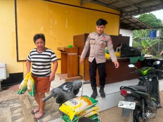 BERAS SPHP : Personel Polsek Kahayan Hulu Utara ketika menjual beras SPHP yang dibeli warga, di Kelurahan Tumbang Miri, Sabtu, 1 Agustus 2026.