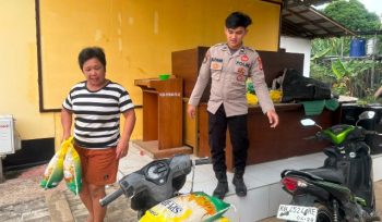 BERAS SPHP : Personel Polsek Kahayan Hulu Utara ketika menjual beras SPHP yang dibeli warga, di Kelurahan Tumbang Miri, Sabtu, 1 Agustus 2026.