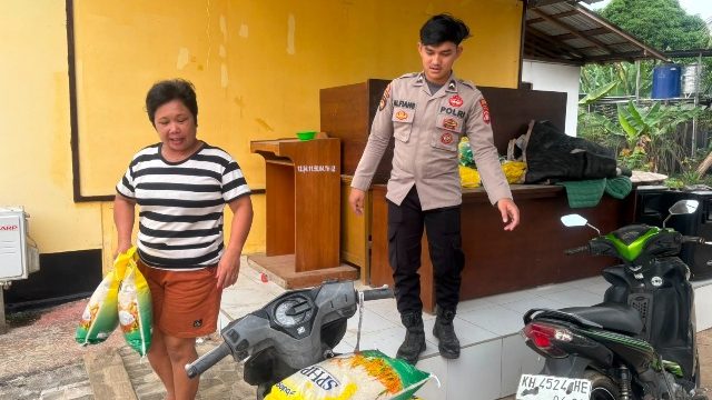 BERAS SPHP : Personel Polsek Kahayan Hulu Utara ketika menjual beras SPHP yang dibeli warga, di Kelurahan Tumbang Miri, Sabtu, 1 Agustus 2026.