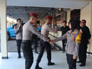 TERIMA : Kapolres Gumas AKBP Arum Sari Pupita Dewi, S.H, S.I.K, M.A, ketika menerima lima taruna akpol, perwira pendamping Akpol, serta perwira pendamping dari Polda Kalteng, di Mapolres Gumas, Sabtu, 1 Agustus 2026.