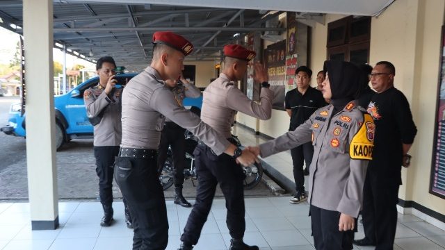 TERIMA : Kapolres Gumas AKBP Arum Sari Pupita Dewi, S.H, S.I.K, M.A, ketika menerima lima taruna akpol, perwira pendamping Akpol, serta perwira pendamping dari Polda Kalteng, di Mapolres Gumas, Sabtu, 1 Agustus 2026.