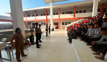 MATERI : Para taruna Akpol ketika menyampaikan materi kepada siswa sekolah rakyat terintegrasi 54 Gunung Mas, dalam program Taruna Bhakti tahun anggaran 2026, Senin, 3 Agustus 2026.