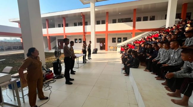 MATERI : Para taruna Akpol ketika menyampaikan materi kepada siswa sekolah rakyat terintegrasi 54 Gunung Mas, dalam program Taruna Bhakti tahun anggaran 2026, Senin, 3 Agustus 2026.