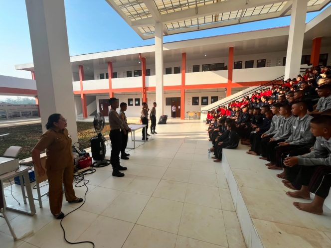 
					MATERI : Para taruna Akpol ketika menyampaikan materi kepada siswa sekolah rakyat terintegrasi 54 Gunung Mas, dalam program Taruna Bhakti tahun anggaran 2026, Senin, 3 Agustus 2026.