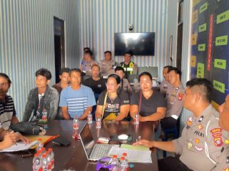 PERTEMUAN : Suasana pertemuan kuasa hukum bersama keluarga almarhum Novan Riadi (12) dengan pihak Satlantas Polres Gumas, Senin, 3 Agustus 2026.