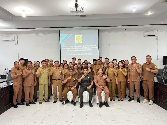 
					BERSAMA : Ketua DPRD Kabupaten Gumas Binartha (duduk tengah) berfoto bersama dengan seluruh ASN di kantor Sekretariat DPRD, usai pelaksanaan sertijab Plt sekwan, di ruang rapat komisi DPRD, Selasa, 4 Agustus 2026.
