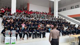 MATERI : Taruna Akpol ketika menyampaikan materi kepada peserta didik Sekolah Rakyat Terintegrasi 54, Desa Tumbang Tambirah, Kecamatan Kurun, Rabu, 5 Agustus 2026.