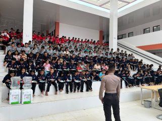 MATERI : Taruna Akpol ketika menyampaikan materi kepada peserta didik Sekolah Rakyat Terintegrasi 54, Desa Tumbang Tambirah, Kecamatan Kurun, Rabu, 5 Agustus 2026.