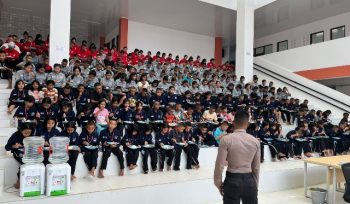 MATERI : Taruna Akpol ketika menyampaikan materi kepada peserta didik Sekolah Rakyat Terintegrasi 54, Desa Tumbang Tambirah, Kecamatan Kurun, Rabu, 5 Agustus 2026.