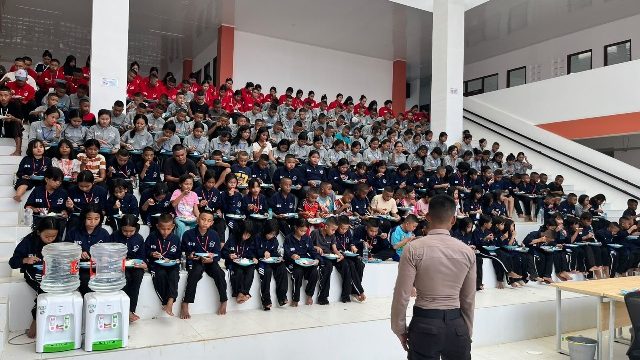 MATERI : Taruna Akpol ketika menyampaikan materi kepada peserta didik Sekolah Rakyat Terintegrasi 54, Desa Tumbang Tambirah, Kecamatan Kurun, Rabu, 5 Agustus 2026.