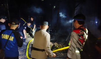 PADAMKAN : Personel Polsek Kurun, TNI, petugas damkar dan masyarakat, berupaya memadamkan api yang menghanguskan rumah warga, di Desa Petak Bahandang, Kecamatan Kurun, Rabu, 5 Agustus 2026.