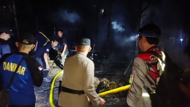 PADAMKAN : Personel Polsek Kurun, TNI, petugas damkar dan masyarakat, berupaya memadamkan api yang menghanguskan rumah warga, di Desa Petak Bahandang, Kecamatan Kurun, Rabu, 5 Agustus 2026.