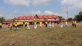 LOMBA : Suasana pelaksanaan lomba lari karung di 
di Halaman Tantya Sudhirajati Polres Gumas, Jumat, 7 Agustus 2026. 
