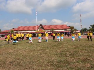 LOMBA : Suasana pelaksanaan lomba lari karung di 
di Halaman Tantya Sudhirajati Polres Gumas, Jumat, 7 Agustus 2026. 