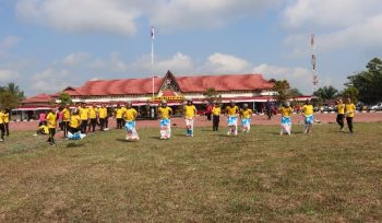 LOMBA : Suasana pelaksanaan lomba lari karung di 
di Halaman Tantya Sudhirajati Polres Gumas, Jumat, 7 Agustus 2026. 
