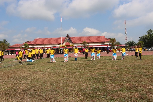 LOMBA : Suasana pelaksanaan lomba lari karung di 
di Halaman Tantya Sudhirajati Polres Gumas, Jumat, 7 Agustus 2026. 