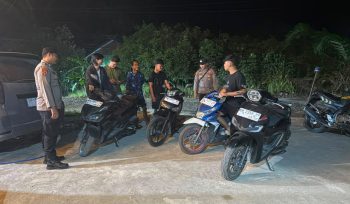 TEGUR : Personel Polsek Sepang berdialog para pemuda saat pelaksanaan patroli rutin, Sabtu, 8 Agustus 2026 malam.