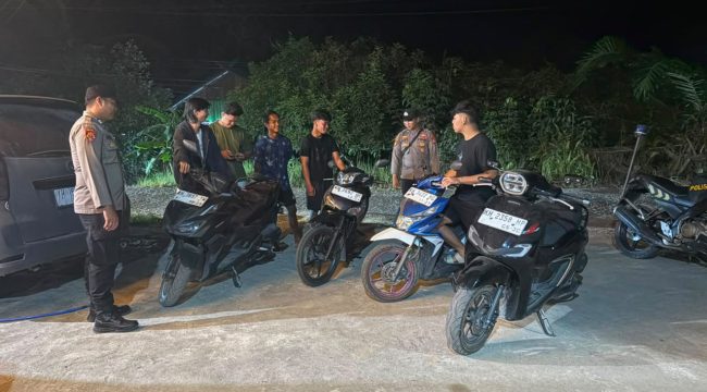 TEGUR : Personel Polsek Sepang berdialog para pemuda saat pelaksanaan patroli rutin, Sabtu, 8 Agustus 2026 malam.