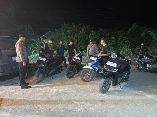 
					TEGUR : Personel Polsek Sepang berdialog para pemuda saat pelaksanaan patroli rutin, Sabtu, 8 Agustus 2026 malam.