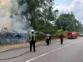 PADAMKAN : Tim gabungan ketika berupaya padamkan api di wilayah Desa Batu Nyapau, Kecamatan Tewah, Senin, 10 Agustus 2026.