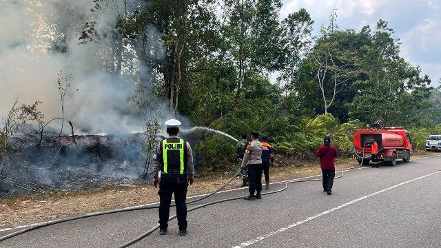 PADAMKAN : Tim gabungan ketika berupaya padamkan api di wilayah Desa Batu Nyapau, Kecamatan Tewah, Senin, 10 Agustus 2026.