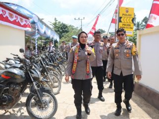 MENGECEK : Kapolres Gumas AKBP Arum Sari Puspita Dewi, S.H, S.I.K, M.A, didampingi Kapolsek Kahayan Hulu Utara Iptu Muhammad Fajar Sidiq, S.Tr.K, M.H, ketika melakukan pengecekan sarana prasarana ranmor dinas dan penanggulangan karhutla, di Mapolsek Kahayan Hulu Utara, Senin, 10 Agustus 2026.
