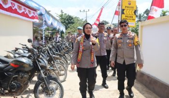 MENGECEK : Kapolres Gumas AKBP Arum Sari Puspita Dewi, S.H, S.I.K, M.A, didampingi Kapolsek Kahayan Hulu Utara Iptu Muhammad Fajar Sidiq, S.Tr.K, M.H, ketika melakukan pengecekan sarana prasarana ranmor dinas dan penanggulangan karhutla, di Mapolsek Kahayan Hulu Utara, Senin, 10 Agustus 2026.