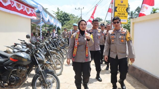 MENGECEK : Kapolres Gumas AKBP Arum Sari Puspita Dewi, S.H, S.I.K, M.A, didampingi Kapolsek Kahayan Hulu Utara Iptu Muhammad Fajar Sidiq, S.Tr.K, M.H, ketika melakukan pengecekan sarana prasarana ranmor dinas dan penanggulangan karhutla, di Mapolsek Kahayan Hulu Utara, Senin, 10 Agustus 2026.