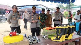 MENGECEK : Kapolres Gumas AKBP Arum Sari Puspita Dewi, S.H, S.I.K, M.A, didampingi Kapolsek Rungan Ipda M. Helmi Hakim, S.H, ketika mengecek sarana dan prasarana penanganan karhutla, di Mapolsek Rungan, Selasa, 11 Agustus 2026.