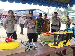 MENGECEK : Kapolres Gumas AKBP Arum Sari Puspita Dewi, S.H, S.I.K, M.A, didampingi Kapolsek Rungan Ipda M. Helmi Hakim, S.H, ketika mengecek sarana dan prasarana penanganan karhutla, di Mapolsek Rungan, Selasa, 11 Agustus 2026.