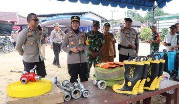 MENGECEK : Kapolres Gumas AKBP Arum Sari Puspita Dewi, S.H, S.I.K, M.A, didampingi Kapolsek Rungan Ipda M. Helmi Hakim, S.H, ketika mengecek sarana dan prasarana penanganan karhutla, di Mapolsek Rungan, Selasa, 11 Agustus 2026.