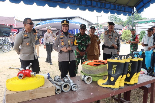 MENGECEK : Kapolres Gumas AKBP Arum Sari Puspita Dewi, S.H, S.I.K, M.A, didampingi Kapolsek Rungan Ipda M. Helmi Hakim, S.H, ketika mengecek sarana dan prasarana penanganan karhutla, di Mapolsek Rungan, Selasa, 11 Agustus 2026.