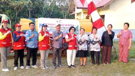 AIR BERSIH : Ketua PMI yang juga Wakil Bupati Gumas Efrensia LP Umbing didampingi Direktur Perumdam Maruang Duhung Hendra Toendan, saat menyalurkan air bersih kepada warga di desa, Rabu, 12 Agustus 2026.