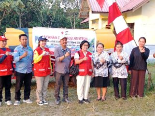 AIR BERSIH : Ketua PMI yang juga Wakil Bupati Gumas Efrensia LP Umbing didampingi Direktur Perumdam Maruang Duhung Hendra Toendan, saat menyalurkan air bersih kepada warga di desa, Rabu, 12 Agustus 2026.