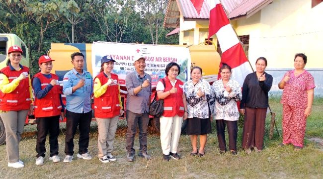 AIR BERSIH : Ketua PMI yang juga Wakil Bupati Gumas Efrensia LP Umbing didampingi Direktur Perumdam Maruang Duhung Hendra Toendan, saat menyalurkan air bersih kepada warga di desa, Rabu, 12 Agustus 2026.