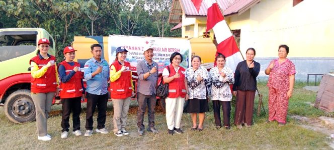 
					AIR BERSIH : Ketua PMI yang juga Wakil Bupati Gumas Efrensia LP Umbing didampingi Direktur Perumdam Maruang Duhung Hendra Toendan, saat menyalurkan air bersih kepada warga di desa, Rabu, 12 Agustus 2026.