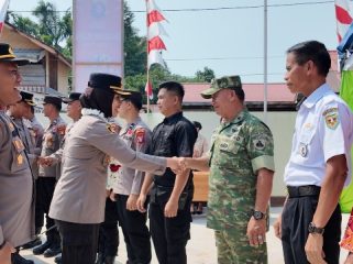 BERSALAMAN : Kapolres Gumas AKBP Arum Sari Puspita Dewi, S.H, S.I.K, M.A, didampingi Kapolsek Sepang Ipda Purwanto, S.H, bersalaman dengan Danramil Sepang Kapten Apolo Dermawan, S.H, saat melakukan kunjungan kerja di Polsek Sepang, Rabu, 12 Agustus 2026.