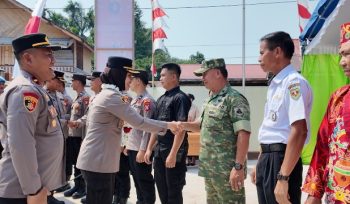 BERSALAMAN : Kapolres Gumas AKBP Arum Sari Puspita Dewi, S.H, S.I.K, M.A, didampingi Kapolsek Sepang Ipda Purwanto, S.H, bersalaman dengan Danramil Sepang Kapten Apolo Dermawan, S.H, saat melakukan kunjungan kerja di Polsek Sepang, Rabu, 12 Agustus 2026.