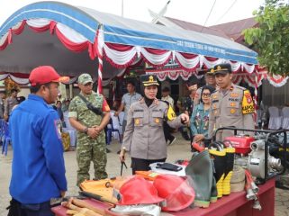 MENGECEK : Kapolres Gumas AKBP Arum Sari Puspita Dewi, S.H, S.I.K, M.A, didampingi Kapolsek Tewah Ipda Michael Bethrand Simanjuntak, S.Tr.K, dan Camat Tewah Evelnie, S.E, mengecek sarana prasarana pendukung penanganan karhutla, ketika melakukan kunjungan kerja di Polsek Tewah, Kamis, 13 Agustus 2026.