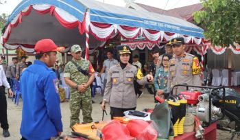 MENGECEK : Kapolres Gumas AKBP Arum Sari Puspita Dewi, S.H, S.I.K, M.A, didampingi Kapolsek Tewah Ipda Michael Bethrand Simanjuntak, S.Tr.K, dan Camat Tewah Evelnie, S.E, mengecek sarana prasarana pendukung penanganan karhutla, ketika melakukan kunjungan kerja di Polsek Tewah, Kamis, 13 Agustus 2026.