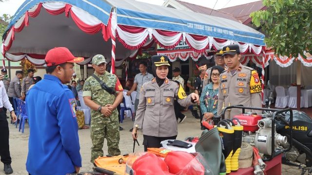 MENGECEK : Kapolres Gumas AKBP Arum Sari Puspita Dewi, S.H, S.I.K, M.A, didampingi Kapolsek Tewah Ipda Michael Bethrand Simanjuntak, S.Tr.K, dan Camat Tewah Evelnie, S.E, mengecek sarana prasarana pendukung penanganan karhutla, ketika melakukan kunjungan kerja di Polsek Tewah, Kamis, 13 Agustus 2026.