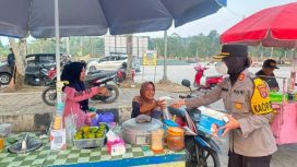 BAGIKAN MASKER : Kapolres Gumas AKBP Arum Sari Puspita Dewi, S.H, S.I.K, M.A, membagikan masker kepada pengendara yang melintas dan para pedagang di Taman Kota Kuala Kurun, Kamis, 13 Agustus 2026.
