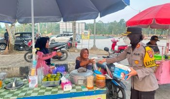 BAGIKAN MASKER : Kapolres Gumas AKBP Arum Sari Puspita Dewi, S.H, S.I.K, M.A, membagikan masker kepada pengendara yang melintas dan para pedagang di Taman Kota Kuala Kurun, Kamis, 13 Agustus 2026.
