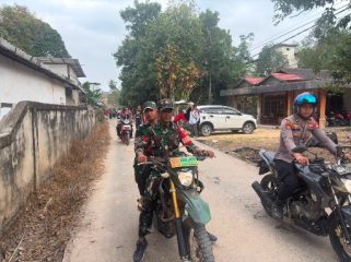 PENGAWALAN : Personel Polsek Rungan bersama Koramil Rungan melakukan pengawalan kegiatan jalan sehat dalam memperingati HUT Kemerdekaan RI ke-81, di Kelurahan Jakatan Raya, Kecamatan Rungan, Sabtu, 15 Agustus 2026.