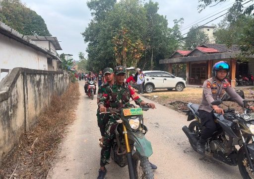 PENGAWALAN : Personel Polsek Rungan bersama Koramil Rungan melakukan pengawalan kegiatan jalan sehat dalam memperingati HUT Kemerdekaan RI ke-81, di Kelurahan Jakatan Raya, Kecamatan Rungan, Sabtu, 15 Agustus 2026.