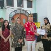 TERIMA : Bupati Gumas Jaya Samaya Monong, S.E, M.Si, didampingi Kapolres AKBP Arum Sari Puspita Dewi, S.H, S.I.K, M.A, ketika menyerahkan piagam penghargaan kepada perwakilan Polres Gumas, yang berhasil meraih juara III lomba kebersihan kantor, Senin, 17 Agustus 2026 malam.