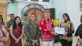 TERIMA : Bupati Gumas Jaya Samaya Monong, S.E, M.Si, didampingi Kapolres AKBP Arum Sari Puspita Dewi, S.H, S.I.K, M.A, ketika menyerahkan piagam penghargaan kepada perwakilan Polres Gumas, yang berhasil meraih juara III lomba kebersihan kantor, Senin, 17 Agustus 2026 malam.